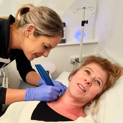Smiling lady and therapist using cryopen on neck skin