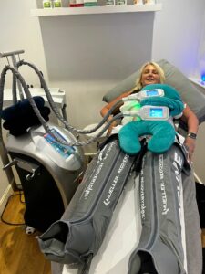 cryojuvenate sevenoaks customer receiving fat freezing cryolipolysis at the same time as wearing compression therapy trousers